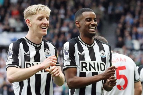 Hàng thủ 'mơ ngủ', Tottenham thảm bại trước Newcastle