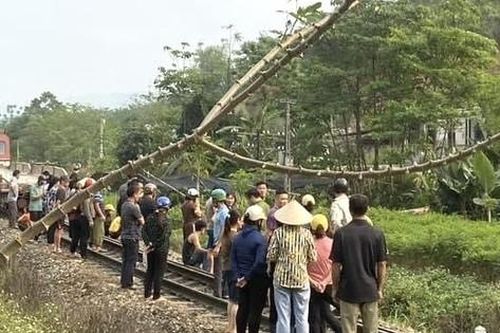 Hai bé gái tử vong khi băng qua đường sắt