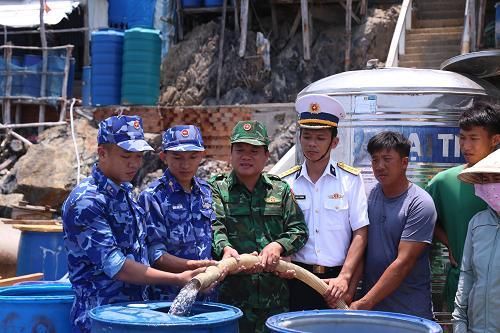 Vùng Cảnh sát biển 4 cấp hơn 350.000 lít nước ngọt cho người dân đảo Hòn Chuối