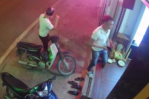 Bắt hai đối tượng cướp điện thoại rồi bỏ trốn bằng xe máy