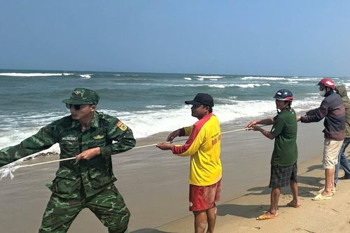 Hai anh em mất tích khi tắm biển ở Đà Nẵng, tìm thấy 2 thi thể