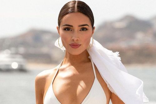 Hoa hậu bị yêu cầu mặc thêm áo khi đi máy bay khoe thân hình cực phẩm với bikini