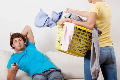 Con rể tới nhà vợ chỉ ngồi vắt chân uống nước, mẹ tôi vẫn bênh chằm chặp