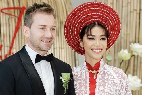 Siêu mẫu Minh Tú hôn đắm đuối chồng Tây trong đám cưới