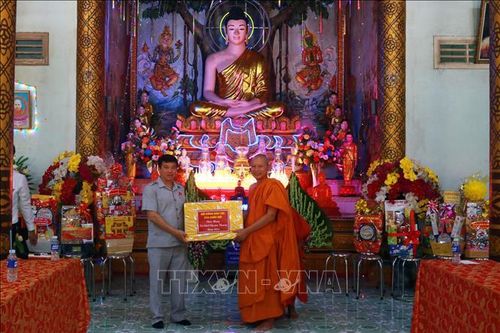 Đoàn công tác Hội đồng Dân tộc của Quốc hội chúc Tết Chôl Chnăm Thmây tại Vĩnh Long