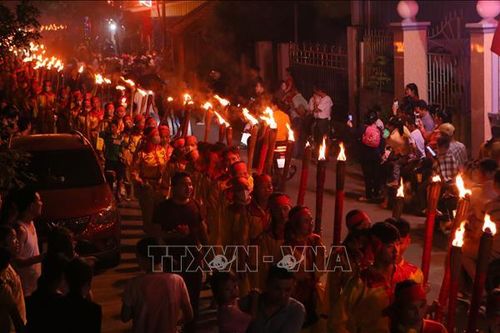 Lễ rước hàng nghìn ngọn đuốc tại Hội Phủ Dầy