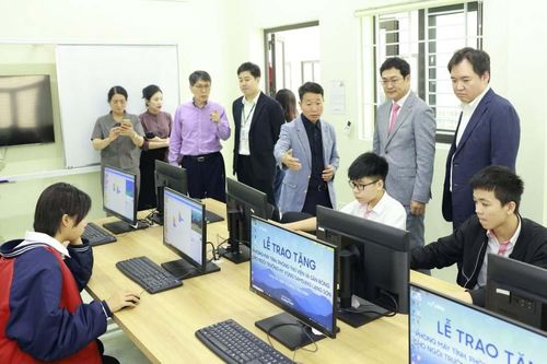 Lạng Sơn: Trao tặng phòng học máy tính, thư viện cho Ngôi trường Hy vọng