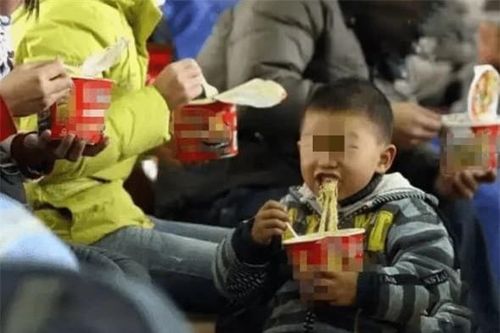 Con trai ăn mì trên tàu cao tốc nhưng lại bị người xung quanh chửi là 'vô học', lời nói của người cha khiến mọi người im lặng