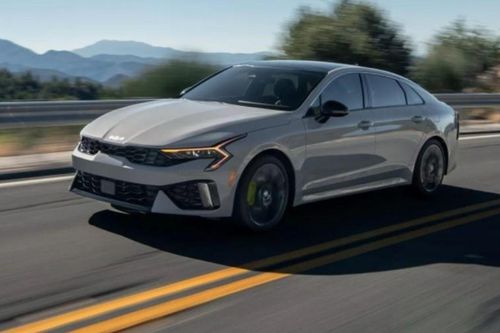 Kia K5 2025 chốt giá bán cao hơn bản tiền nhiệm, sẵn sàng cạnh tranh Toyota Camry