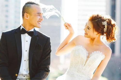 Lương Thế Thành 'xả kho' loạt ảnh tình tứ bên Thúy Diễm nhân dịp đặc biệt, nhắn gửi đầy xúc động đến vợ