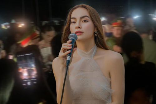 Khán giả vây kín Hồ Ngọc Hà xin chữ ký sau show diễn, thái độ nữ ca sĩ ra sao?