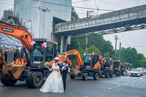 Đi rước dâu với dàn phương tiện 'khủng', chú rể khiến nhà gái ngỡ ngàng, bố vợ cũng giật mình