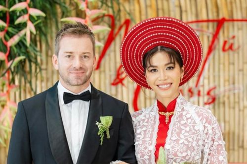 Bạn trai cũ 'check in' tại trời Tây trong lúc đám cưới Minh Tú