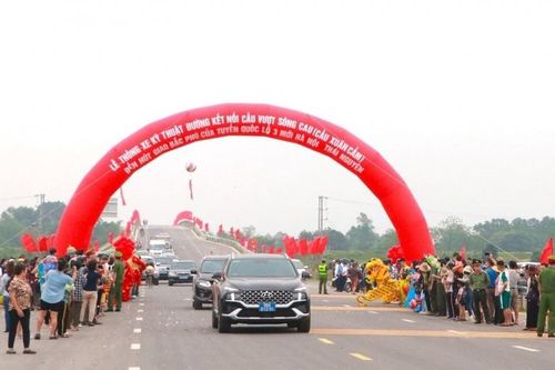 Cầu 200 tỷ đồng kết nối Hà Nội - Bắc Giang chính thức thông xe