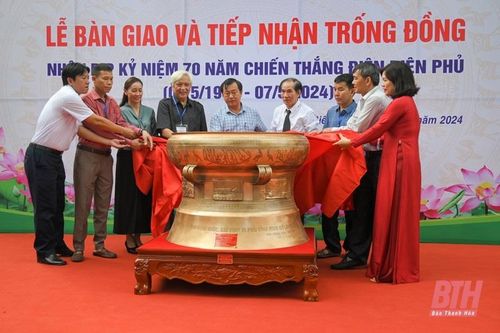 Hội Di sản Văn hóa và Cổ vật Thanh Hoa trao tặng trống đồng cho tỉnh Điện Biên