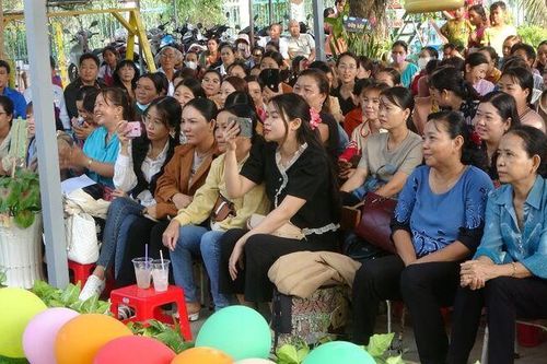 Giáo viên mầm non huyện Tri Tôn vui Tết Chol Chnam Thmay