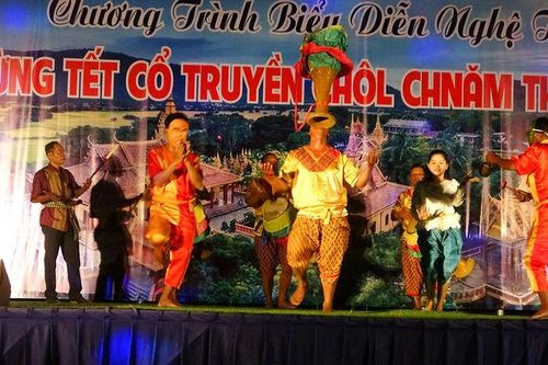 Tri Tôn biểu diễn văn nghệ mừng Tết Chol Chnam Thmay