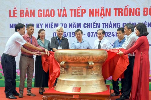 Tiếp nhận trống đồng do Hội Di sản Văn hóa và Cổ vật Thanh Hoa trao tặng