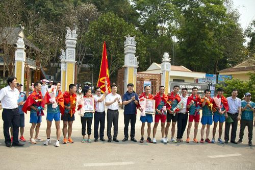 Đón nhận lá cờ Quyết chiến - Quyết thắng từ đoàn vận động viên chạy tiếp sức