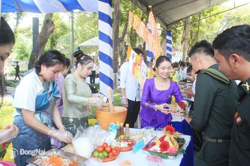 Đón Tết cổ truyền cùng lưu học sinh Lào, Campuchia