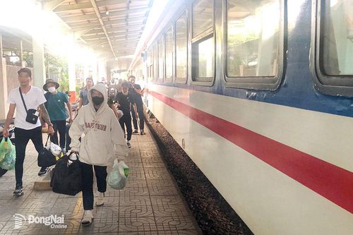 Thị trường vé tàu hỏa, máy bay dịp nghỉ lễ 'nóng' dần