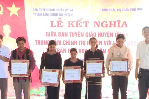 Ban Tuyên giáo Huyện ủy, Trung tâm Chính trị huyện Chư Păh kết nghĩa với làng Krái