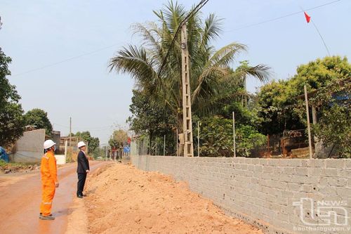 Chung sức cùng địa phương mở đường