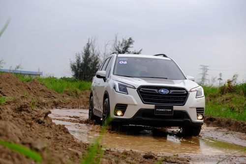 Trải nghiệm lái xe 'trèo đèo, lội suối' ngay tại trung tâm Hà Nội