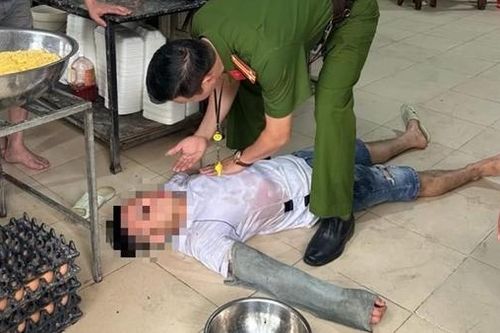 Công an phường kịp thời sơ cứu nhân viên quán phở bị bất tỉnh