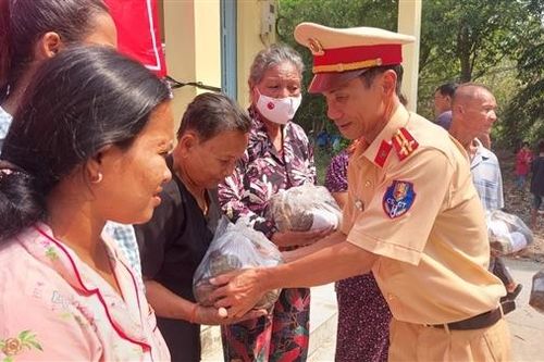 Tặng quà đồng bào Khmer nhân Tết Chol Chnam Thmay