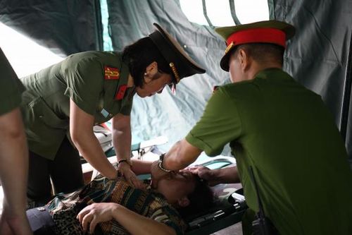 Công an sơ cứu người bị ngất khi đi tham quan Đền Hùng