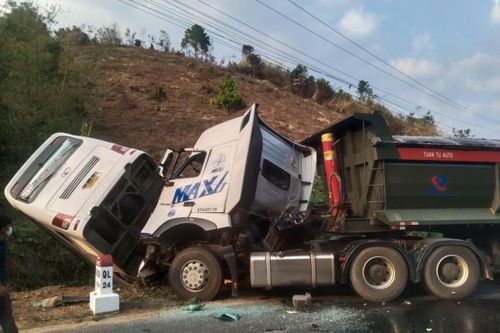 Xe đầu kéo tông xe khách, 1 người chết, 22 người bị thương