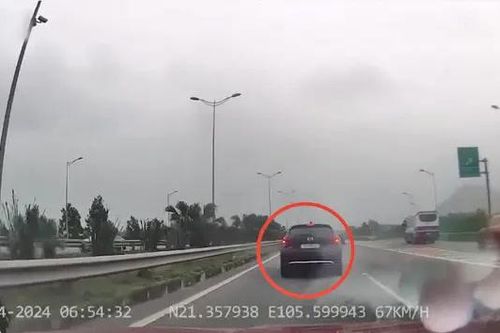 Tai nạn dồn toa vì xe đột ngột chuyển làn