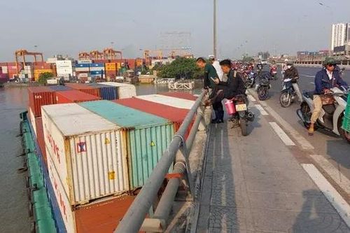 Sà lan 4.600 tấn va vào chân cầu Đồng Nai
