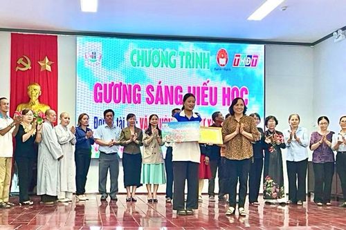 Hội Khuyến học tỉnh Đồng Tháp trao học bổng Gương sáng hiếu học tặng sinh viên Võ Diệp Mai Vi
