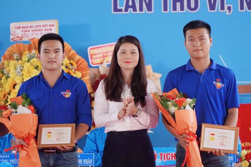 Cứu 3 người đuối nước, hai anh em sinh đôi được trao Huy hiệu Tuổi trẻ dũng cảm