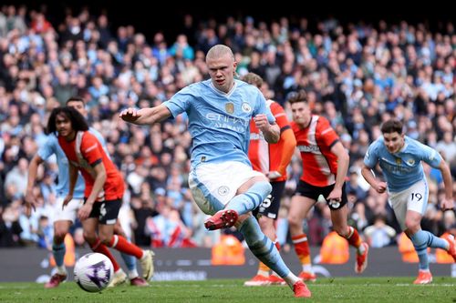 Thắng đậm Luton Town, Man City tạm chiếm ngôi đầu bảng Ngoại Hạng Anh