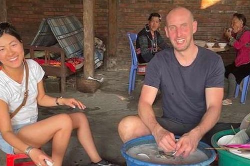 'Cô gái H'Mông nói tiếng Anh như gió' đưa bạn trai về Việt Nam, tốc độ 'hòa tan' khiến netizen kinh ngạc