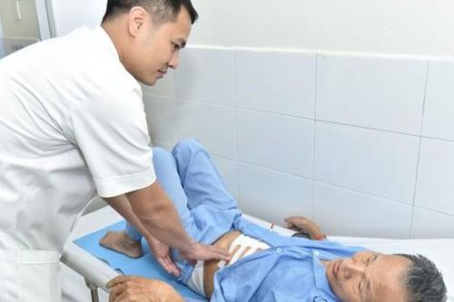 Cấp cứu bệnh nhân thủng ruột do uống thuốc còn nguyên vỉ