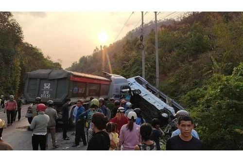 Xe đầu kéo va chạm với xe khách, 24 người thương vong ở Kon Tum