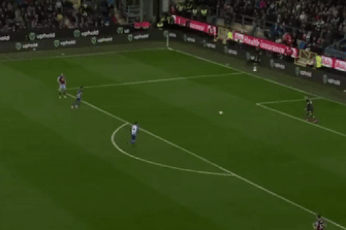 Thủ môn phản lưới khó tin tại Premier League
