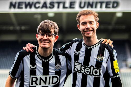 Chiếc áo đặc biệt của cổ động viên Newcastle