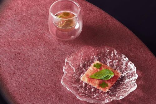 Khách ngoại thử phở bò wagyu, cocktail phở tại Việt Nam