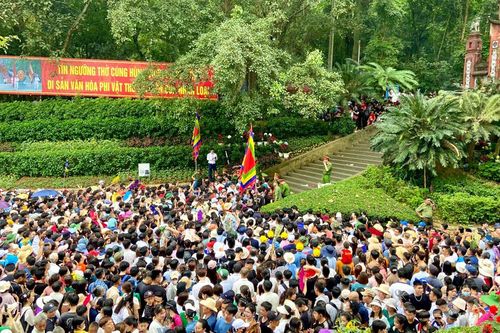 Người dân nô nức về đền Hùng dâng hương trước ngày Giỗ Tổ