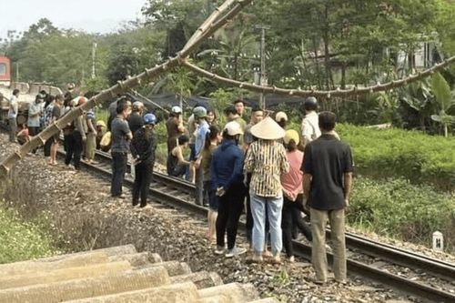 Hai chị em tử vong khi đi xe đạp điện băng qua đường sắt