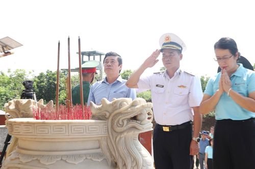 Thăm tặng quà quân, dân huyện đảo Cồn Cỏ, tỉnh Quảng Trị
