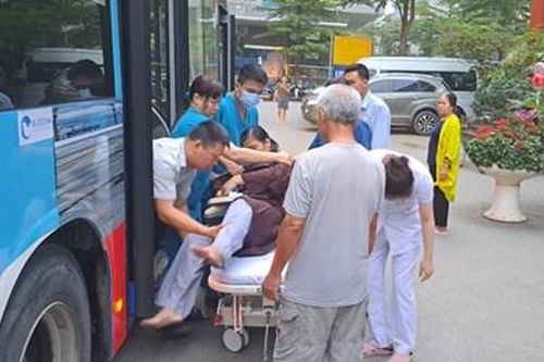 Nhân viên xe buýt sơ cứu kịp thời hành khách bị co giật, ngất xỉu