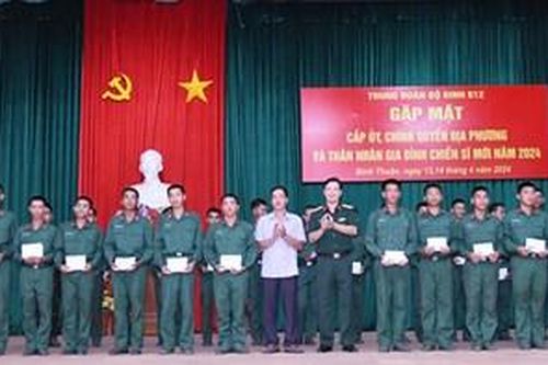 Trung đoàn Bộ binh 812: Gặp mặt cấp ủy, chính quyền địa phương, gia đình chiến sĩ mới