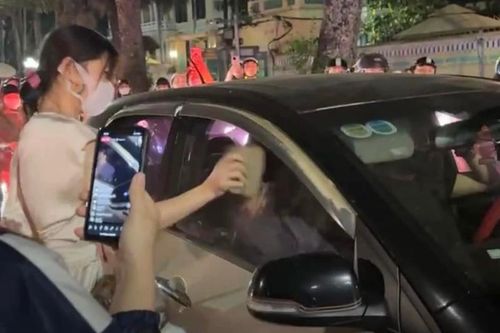 Xác minh một phụ nữ dùng gạch đập kính ô tô nghi 'đánh ghen'