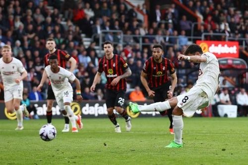 Chùm ảnh: Man Utd bị mỉa mai may mắn nhất Ngoại hạng Anh